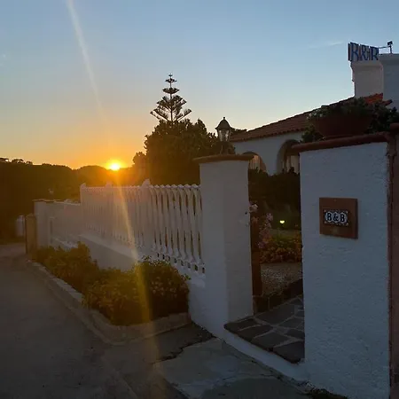 A Due Passi Dal Mare Bed and breakfast
