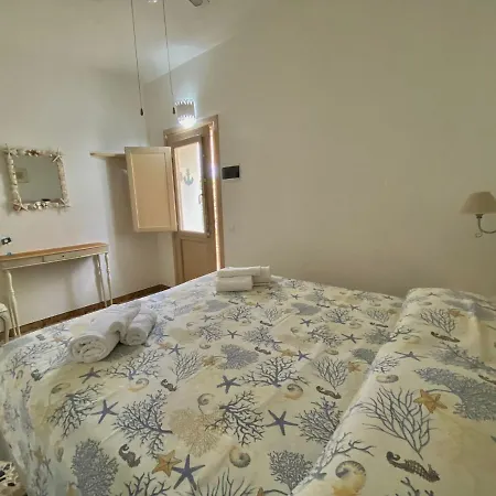 A Due Passi Dal Mare Bed and breakfast